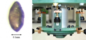  ジルコン結晶（左、ロチェスター大学John Tarduno教授提供）と、SQUID磁気顕微鏡（右）の写真（画像: 産業技術総合研究所の発表資料より）