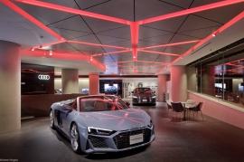 「Audi City紀尾井町」の店内の様子。（画像: アウディ ジャパンの発表資料より）