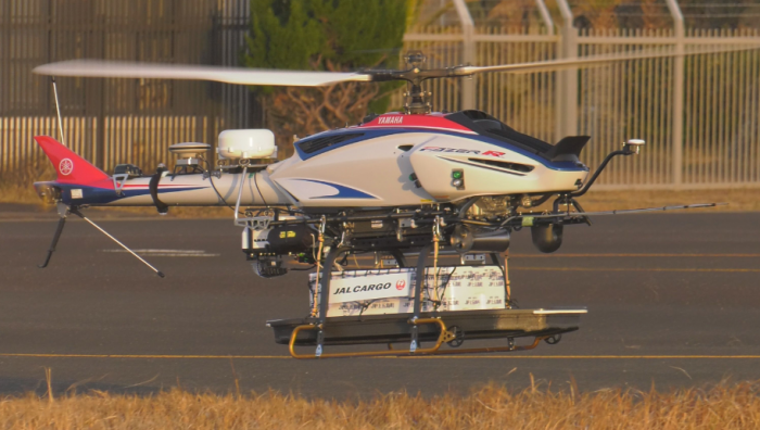 実験に利用された無人ヘリコプター。（画像: 日本航空の発表資料より）