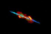 連星系W43Aの様子。左右に細長いジェットがのびている （c） ALMA （ESO/NAOJ/NRAO）, Tafoya et al.