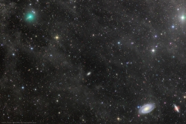 ニューメキシコにある天文台から撮影されたアトラス彗星と銀河M81・M82（右下）。(c) Rolando Ligustri (CARA Project, CAST)
