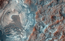 火星表面　果たしてここには水分が存在しているのだろうか (c) NASA
