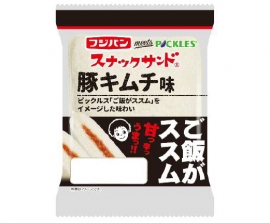 ピックルスコーポレーション＜２９２５＞（東１）は、フジパン（本社：愛知県名古屋市）と「スナックサンド　豚キムチ味」を共同開発し、フジパンから６月１日（月）より全国（北海道・沖縄除く）で発売する。