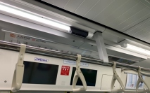 監視カメラは多くの場所に登場している。写真は、東急が鉄道車両に導入した4Gデータ通信機能を備えたLED蛍光灯一体型の防犯カメラ。（画像: 東急電鉄の発表資料より）