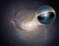ハッブル宇宙望遠鏡が観測した銀河「NGC 1068」。活動銀河核に存在する超大質量ブラックホールのコロナが宇宙ニュートリノと「失われた」ガンマ線の起源であると、新モデルは予言する。（c） NASA/JPL-Caltech
