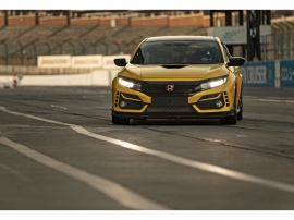 英国のHonda of The U.K. Manufacturing Ltd.で生産するCIVIC TYPE R(DBA-FK8)が、鈴鹿サーキットを走り、FF車最速の2分23秒993のラップタイムを記録した