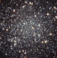 球状星団M22の拡大写真。M22は銀河の中心であるいて座の方向にあり、地球から約10,400光年の位置で輝いている。　(c) ESA / Hubble＆NASA