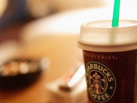 スターバックスコーヒーが今年2020年までに世界中に展開する約28000店店舗から使い捨てストローを全廃することを発表している