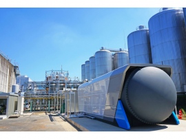 アサヒビール茨城工場に導入した燃料電池プラントの設備全体。左奥が工場排水処理設備、中央がバイオガス精製設備、右手前がSOFCだ