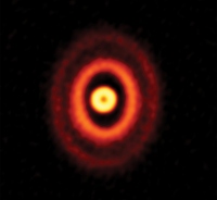 アルマ望遠鏡が捉えたオリオン座GW星を取り囲む3つのリング （c） ALMA （ESO/NAOJ/NRAO）, Bi et al., NRAO/AUI/NSF, S. Dagnello