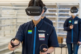 VRを使って研修する新入社員（ファミリーマート発表資料より）