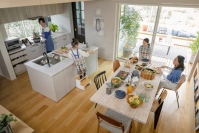 積水ハウスの暮らし方提案「おいしい365日」。セパレートキッチンで家族一緒に料理を作れば、食事の用意も家族の幸せな団らんとなる。