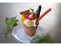 天王洲の複合施設「TENNOZ Rim」内の飲食店「KITEN TOKYO」で提供する“使い食べ”できるコップ「もぐカップ」を使った「カップまで食べられる季節のフルーツ気まぐれパフェ」のイメージ