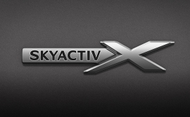 「e-SKYACTIV X」搭載車専用フェンダーバッジ（画像: マツダの発表資料より）