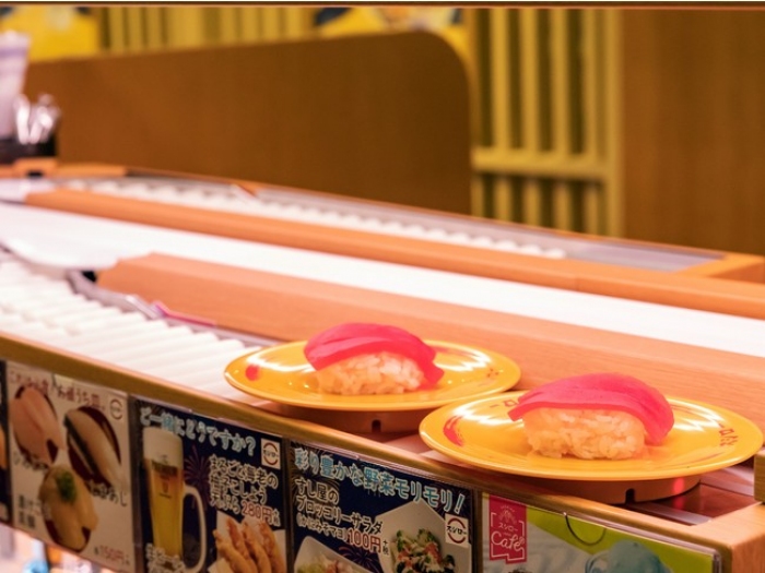専用レーンを使い注文した商品が直接席まで届く『Auto Waiter（オートウェイター）』。（画像: スシローグローバルホールディングスの発表資料より）