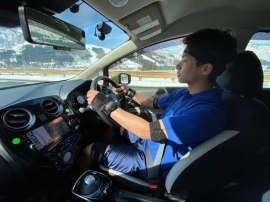 交通安全研究の一環である、実車を使った運転機能計測実験（画像: 日産自動車発表資料より）