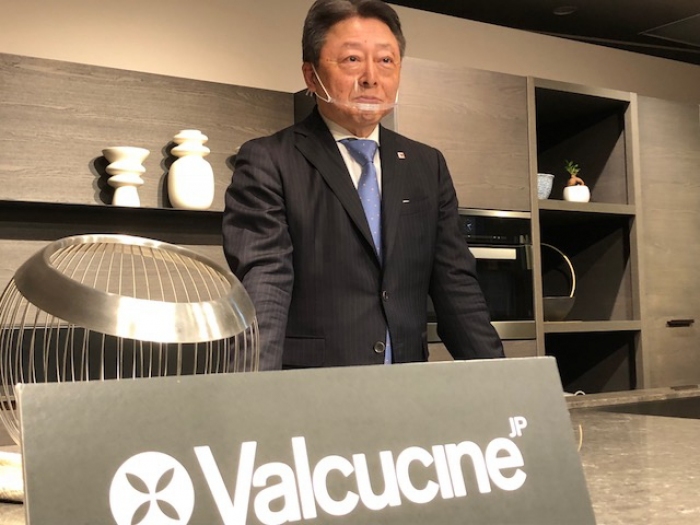 クリナップ＜７９５５＞（東１）は４月１日、イタリアのプレミアムキッチンブランド「Ｖａｌｃｕｃｉｎｅ（バルクッチーネ）」と共同開発した富裕層向け高級オーダーキッチンブランド「ｉａｐｏｎｉｃａ」を発表した。これまでの輸入品に加えて、日本市場に合わせたラグジュアリー高級オーダーキッチンを共同開発し、富裕層向けの高級オーダーキッチン市場に本格展開する。