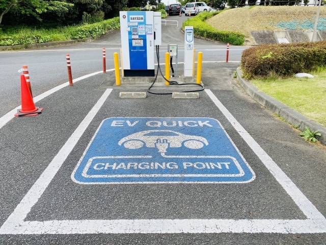 富士経済が日本・中国・米国など主要16カ国のEV・PHV向け充電インフラ普及動向を調査。中国は累計3万1400カ所。米国、2万3050カ所。日本は急速充電器高出力化についても欧米と比較して進まず。