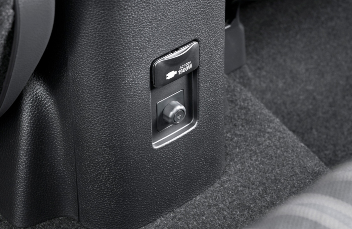 アクセサリーコンセント（非常時給電システム付）（画像: トヨタ自動車の発表資料より）