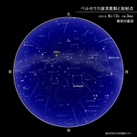 ペルセウス座流星群がピークを迎える8月13日午前3時の星空。夜空の真上にはアンドロメダ座の大星雲が鎮座し、流星群に花を添える　(c) 国立天文台