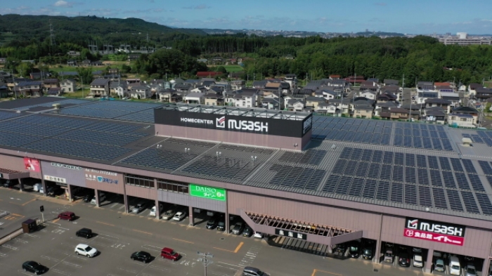 東京電力ホールディングス＜９５０１＞（東１）の子会社の東京電力ベンチャーズ、シャープ＜６７５３＞（東１）の子会社シャープエネルギーソリューション、三菱ＵＦＪ信託銀行は、オンサイトＰＰＡモデル（Ｐｏｗｅｒ　Ｐｕｒｃｈａｓｅ　Ａｇｒｅｅｍｅｎｔ「電力購入契約」モデル）による太陽光発電システムをアークランドサカモト＜９８４２＞（東１）が運営するホームセンタームサシ名取店に導入し、２０２１年１０月１５日に稼働する。
