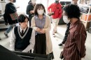 ピアノの西川先生（中央）から「めっちゃ弾いている。ビックリ！」とお褒めの言葉を掛けられた岡田健史（左）©2021 映画「そして、バトンは渡された」製作委員会