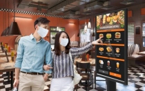 シャープ＜６７５３＞（東１）は４日、ディスプレイに触れずに、指を浮かせた状態で操作できる「静電ホバータッチディスプレイ」を開発したと発表。各種端末やデジタルサイネージのタッチレス操作を実現し、高まる”非接触”ニーズに対応する。