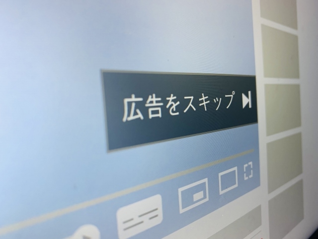 矢野経済研究所が「インターネット広告市場に関する調査」。2021年度の市場は2兆4370億円、前年度比114.5%見込み。巣ごもり需要を背景にネット広告へのシフト加速。動画広告が増加傾向。