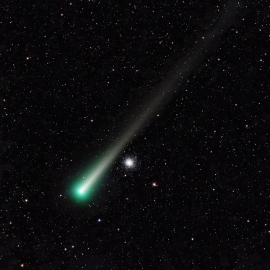 球状星団M3のすぐそばを通過するレナード彗星　(c) Adam Block/Steward Observatory/University of Arizona アダムブロック/スチュワード天文台/アリゾナ大学