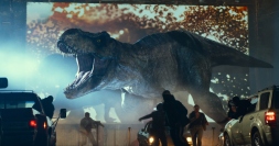 『ジュラシック・ワールド／新たなる支配者』人々の前に姿を現して咆哮する恐竜（c） 2021 Universal Studios. All Rights Reserved