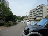 Photo: 舗装した地面にスペース区画の線が引かれた一般的な団地の青空駐車場　　©sawahajime