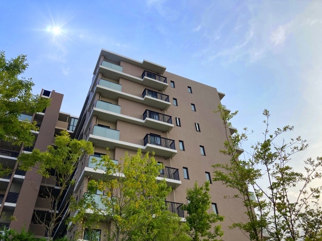 不動産経済研究所、2月の首都圏の新築分譲マンション市場動向を発表。発売は2287戸。前年同月比2.0%増。初月契約率は73.3%、需給ともに堅調