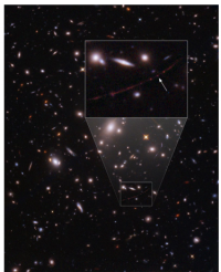 矢印で示された小さな赤い天体が Earendel。(c) NASA/ESA/B. Welch et al.