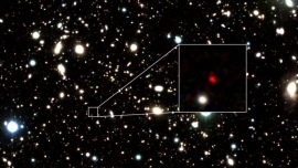 観測史上最遠方の銀河候補HD1の疑似カラー画像。拡大図の中心の赤い天体がHD1。（クレジット：Harikane et al.）