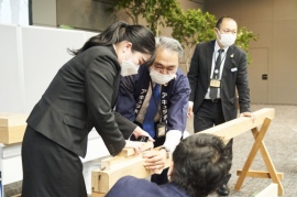 木造注文住宅を手がけるアキュラホームグループは毎年、同社の伝統として「カンナ削り入社式」を開催していることで有名だが、今年はそれに加えて「日本一エコな入社式」 を目指して開催された