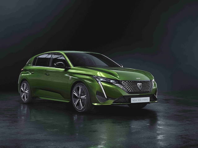 9年ぶりにフルモデルチェンジしたプジョーブランドCセグメントの中核モデル「308」　写真はHBモデルの最上級PHEVのGT490.6万円　システムトータル225ps(フランス本社公表値)を発揮する