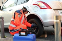 JAFによるタイヤのトラブル対応の様子（画像: 日本自動車連盟の発表資料より）