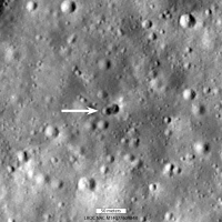 ヘルツシュプルングクレーターの近くでロケットが月に衝突し、形成されたダブルクレーター。最長寸法は幅が約28メートル。 (c) NASA/ゴダード/アリゾナ州立大学