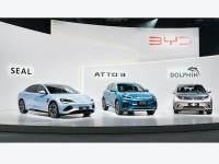 日本進出を図る世界販売№1のEVメーカー、BYDが送り込む、左からe-Sedan「SEAL」、ミドルサイズe-SUV「ATTO 3」、コンパクトで普段使いに最適なe-Compact「DOLPHIN」
