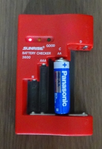 Photo:使用済みで残量0の赤ランプが点灯したバッテリーチェッカー　©sawahajime