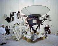 1977年3月23日に撮影された、打ち上げ準備を行なっているボイジャー2号の様子。(c) NASA/JPL-Caltech