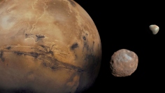 火星とその 2 つの衛星、フォボス （前景） とダイモス （背景） の合成画像 (c) NASA/JPL-Caltech/GSFC/Univ. of Arizona