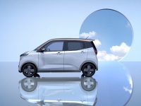 日産の軽自動車規格EV「SAKURA」　バッテリー容量は20kWhで、1回の充電で航続距離は180km(WLTCモード)　価格239万9100円から