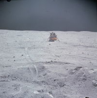 アポロ16号の月着陸船オリオン。多くの塵も見える。(c) NASA
