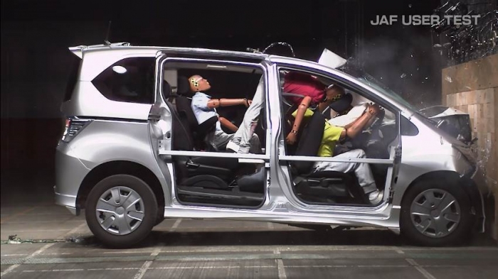 後席のダミーが運転席を衝突と同時に押しつぶしたJAFの実験（画像：JAF発表資料より）