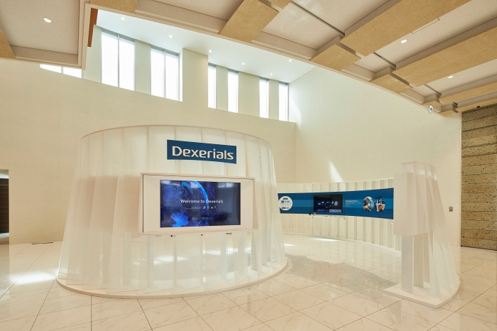 本社・栃木事業所に新設された「レセプション棟」にある展示スペース（画像: デクセリアルズの発表資料より）