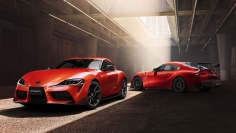 Supra Plasma Orange 100 Edition（左）と、GR Supra GT4（右）（画像: トヨタ自動車の発表資料より）