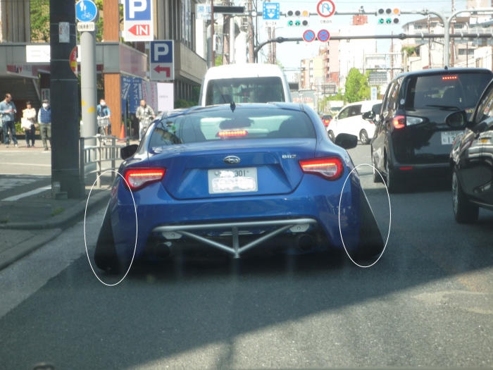 Photo:繁華街で包丁を振りかざして来る狂人に等しい車　©sawahajime