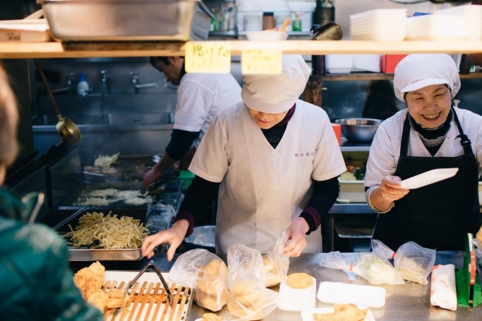 開業当初から営業を続けている惣菜店（写真：©︎宮川マロ）（JR九州ビルマネジメント発表資料より）