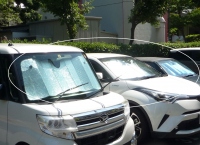 　Photo:フロントグラスからの直射日光の車内への差し込みを防ぐバイザー　©sawahajime